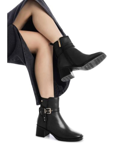 CARMELA 162541 BOTÍN NEGRO CON HEBILLA DORADA NEGRO