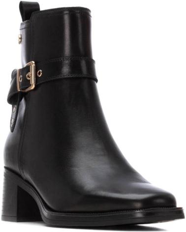 CARMELA 162541 BOTÍN NEGRO CON HEBILLA DORADA NEGRO
