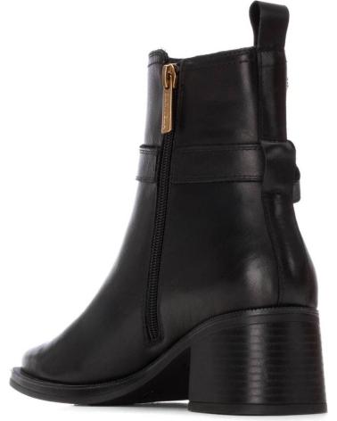 CARMELA 162541 BOTÍN NEGRO CON HEBILLA DORADA NEGRO
