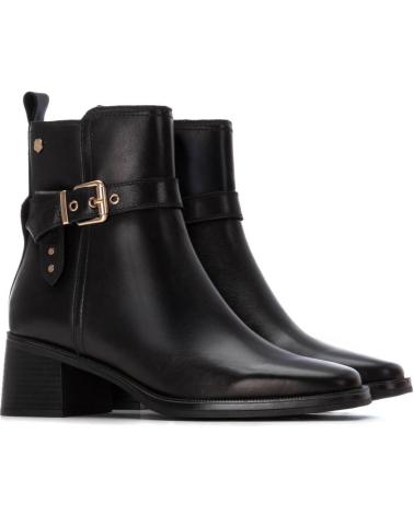 CARMELA 162541 BOTÍN NEGRO CON HEBILLA DORADA NEGRO