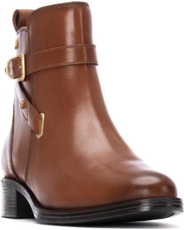 BOTÍN CARMELA 162475 EN PIEL CAMEL CON HEBILLA DECORATIVA CAMEL