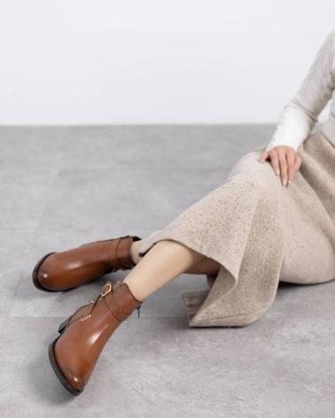 BOTÍN CARMELA 162475 EN PIEL CAMEL CON HEBILLA DECORATIVA CAMEL