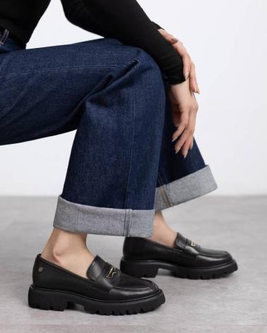 MOCASINES CARMELA 162545 NEGROS CON PLATAFORMA Y CADENA NEGRO