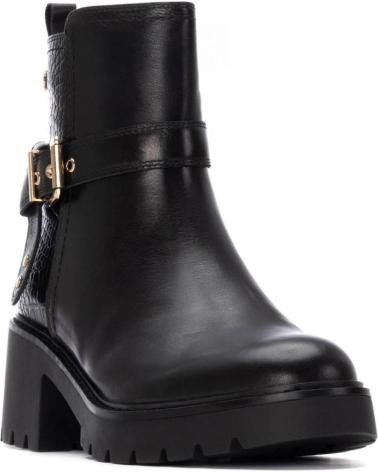 BOTÍN CARMELA 162565 NEGRO CON HEBILLA DORADA Y SUELA TRACK NEGRO