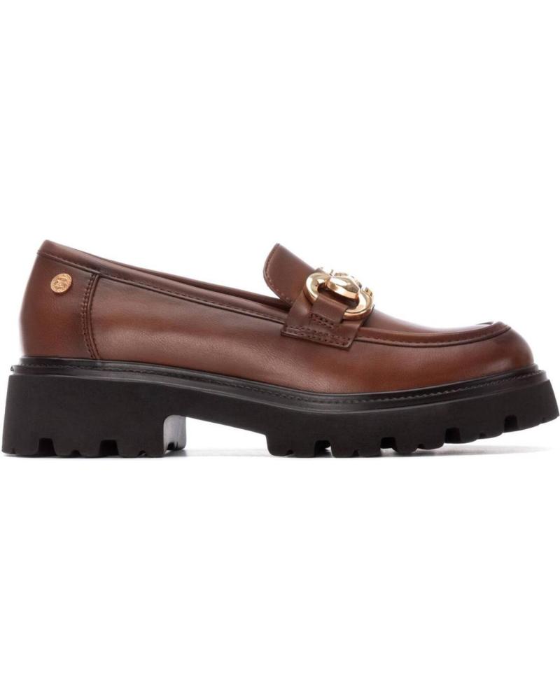 XTI MOCASSINS COM SOLA TRATORADA E DETALHE METÁLICO 144418 CAMEL CAMEL