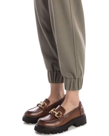 XTI MOCASSINS COM SOLA TRATORADA E DETALHE METÁLICO 144418 CAMEL CAMEL