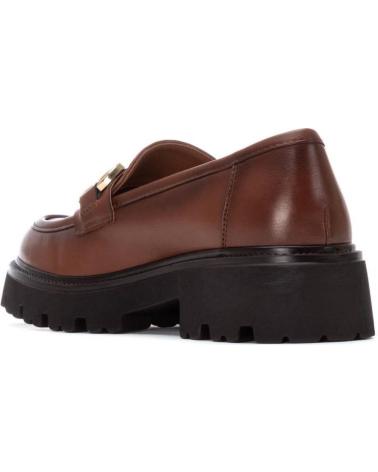 XTI MOCASSINS COM SOLA TRATORADA E DETALHE METÁLICO 144418 CAMEL CAMEL