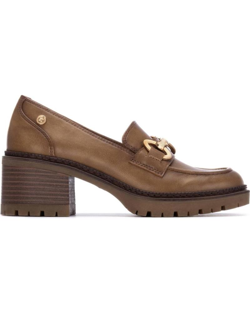 XTI 144274 MOCASSIM TAUPE COM SALTO E DETALHE DE CORRENTE TAUPE