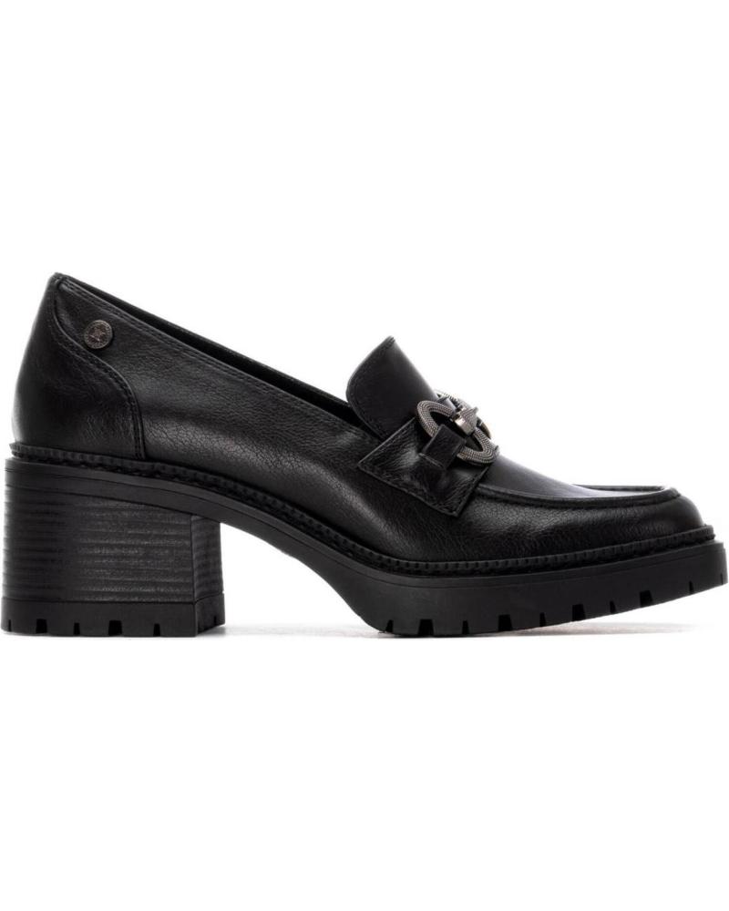 XTI 144274 MOCASSIM PRETO COM SALTO E DETALHE DE CORRENTE NEGRO