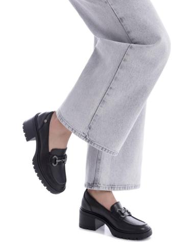 XTI 144274 MOCASSIM PRETO COM SALTO E DETALHE DE CORRENTE NEGRO