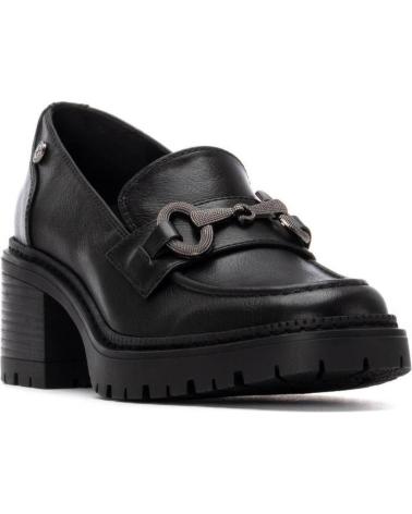 XTI 144274 MOCASSIM PRETO COM SALTO E DETALHE DE CORRENTE NEGRO