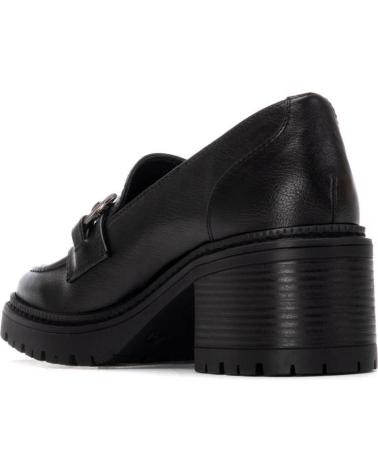 XTI 144274 MOCASSIM PRETO COM SALTO E DETALHE DE CORRENTE NEGRO
