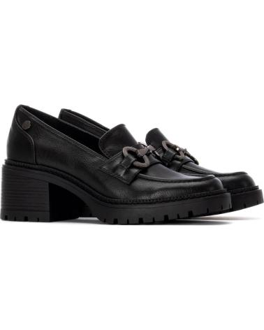 XTI 144274 MOCASSIM PRETO COM SALTO E DETALHE DE CORRENTE NEGRO