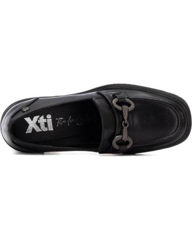 XTI 144274 MOCASSIM PRETO COM SALTO E DETALHE DE CORRENTE NEGRO