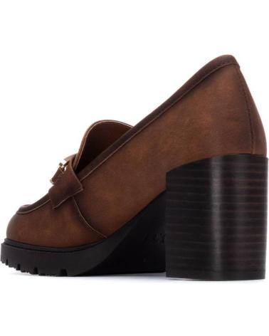 MOCASSIM XTI 144302 CAMEL COM PLATAFORMA E CORRENTE DOURADA CAMEL