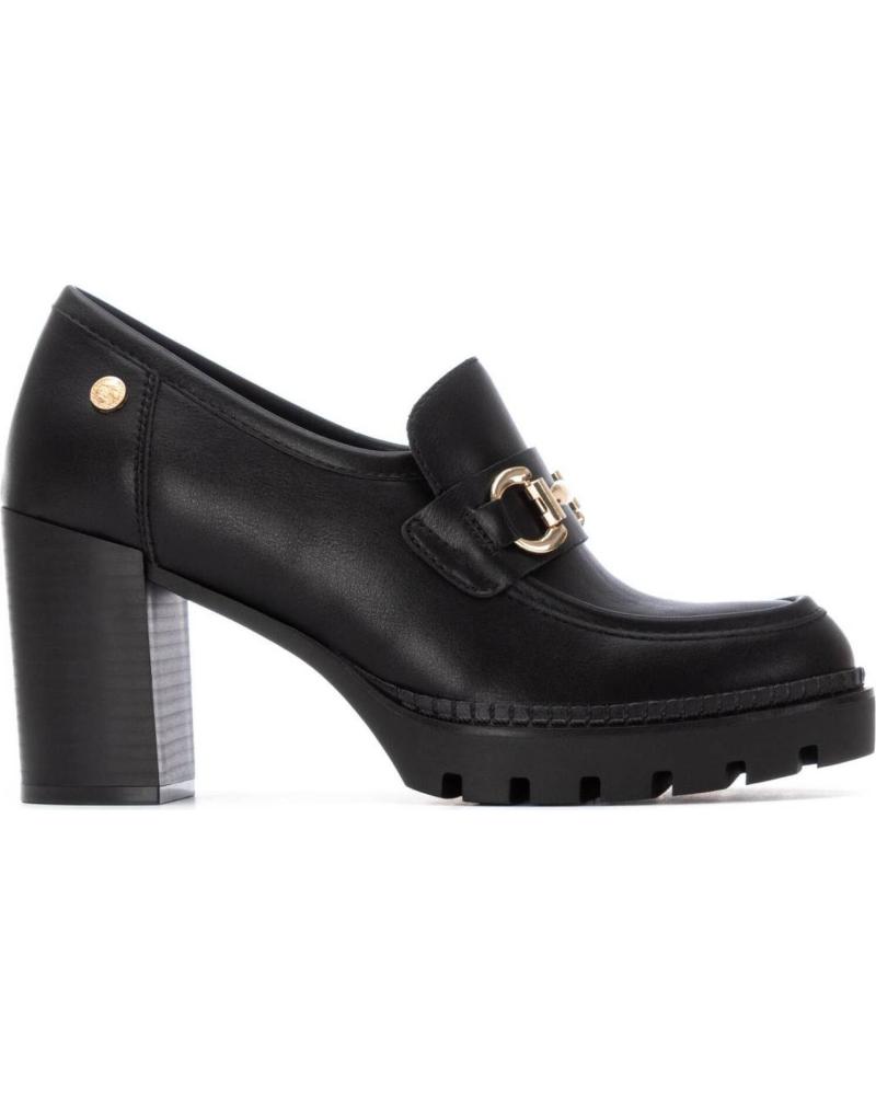 MOCASSINS XTI 144519 PRETOS COM DETALHE METÁLICO E SALTO BLOCO NEGRO