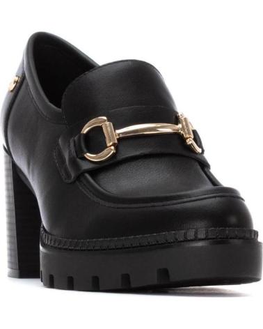 MOCASSINS XTI 144519 PRETOS COM DETALHE METÁLICO E SALTO BLOCO NEGRO