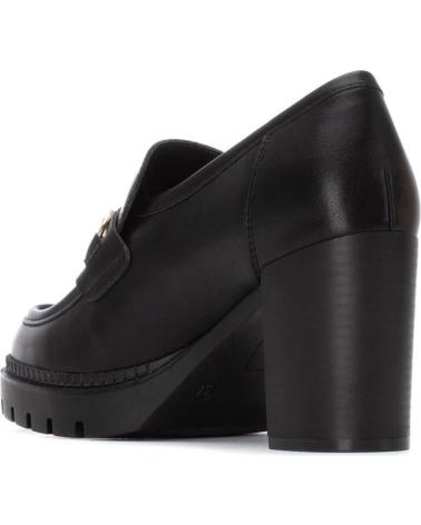MOCASSINS XTI 144519 PRETOS COM DETALHE METÁLICO E SALTO BLOCO NEGRO