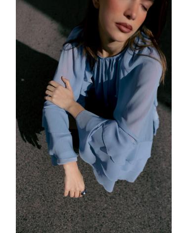BLUSA CON VOLANT PUNTOSALAO CELESTE AZUL