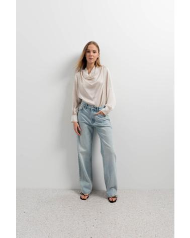 BLUSA PUNTOSALAO ACETINADA BEGE COM GOLA ALTA, LAÇOS E ABERTURA TRASEIRA BEIGE