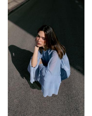 BLUSA CON VOLANT PUNTOSALAO CELESTE AZUL