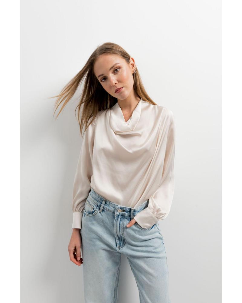 BLUSA PUNTOSALAO ACETINADA BEGE COM GOLA ALTA, LAÇOS E ABERTURA TRASEIRA BEIGE