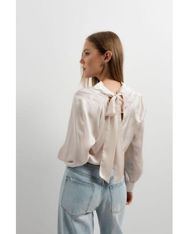 BLUSA PUNTOSALAO ACETINADA BEGE COM GOLA ALTA, LAÇOS E ABERTURA TRASEIRA BEIGE