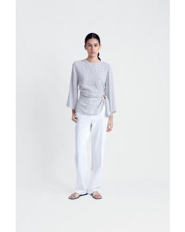 PUNTOSALAO BLUSA CRUDO CON APLIQUE DORADO Y DISEÑO CRUZADO BLANCO