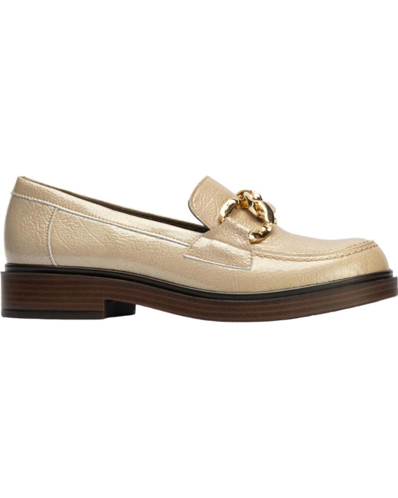 PITILLOS MOCASÍN DE CHAROL CON CADENA EN TONO ARENA ARENA