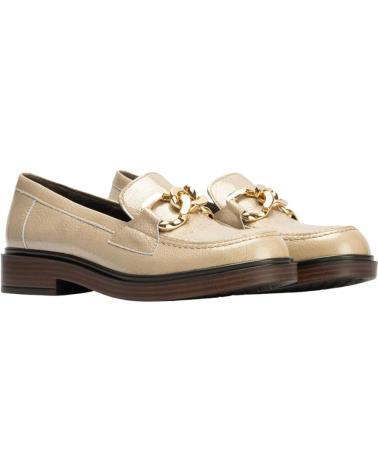 PITILLOS MOCASÍN DE CHAROL CON CADENA EN TONO ARENA ARENA