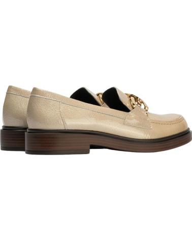 PITILLOS MOCASÍN DE CHAROL CON CADENA EN TONO ARENA ARENA