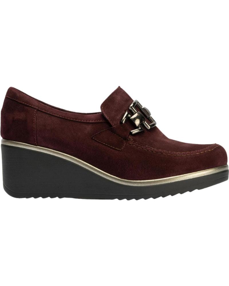 MOCASÍN DE CUÑA PITILLOS EN ANTE BURDEOS CON DETALLE METÁLICO BURDEOS
