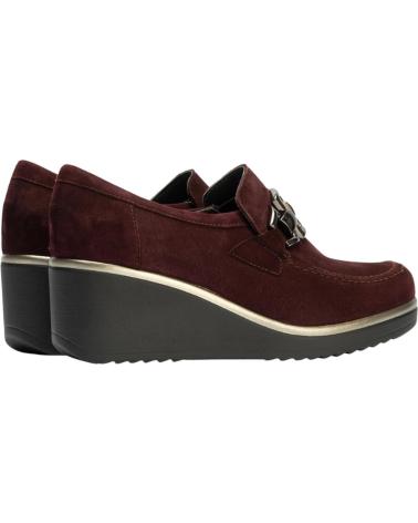 MOCASÍN DE CUÑA PITILLOS EN ANTE BURDEOS CON DETALLE METÁLICO BURDEOS