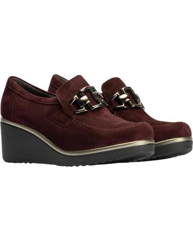 MOCASÍN DE CUÑA PITILLOS EN ANTE BURDEOS CON DETALLE METÁLICO BURDEOS