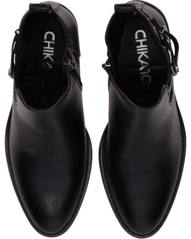 CHIKA10 STIEFELETTE NIHAL 01 SCHWARZ MIT MITTLEREM ABSATZ, SCHNALLE UND NIETEN NEGRO-BLACK