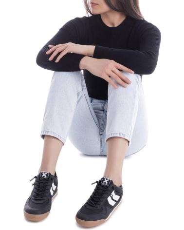 XTI 144362 SCHWARZE FREIZEITSNEAKER MIT KARAMELSOHLE NEGRO