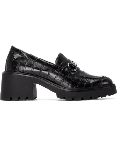 MOCASÍN CARMELA 162566 NEGRO CON TACÓN TRACK NEGRO