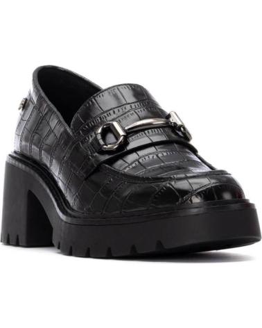 MOCASÍN CARMELA 162566 NEGRO CON TACÓN TRACK NEGRO