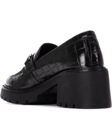 MOCASÍN CARMELA 162566 NEGRO CON TACÓN TRACK NEGRO