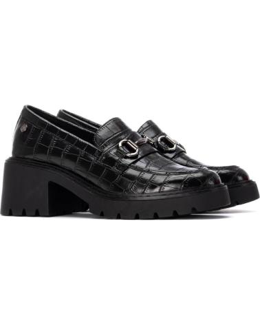 MOCASÍN CARMELA 162566 NEGRO CON TACÓN TRACK NEGRO
