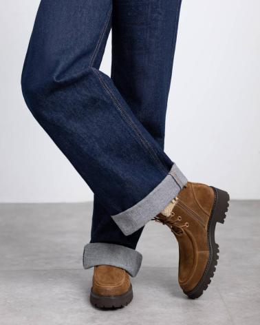 BOTÍN CARMELA 162717 CAMEL CON FORRO DE BORREGUILLO Y CORDONES CAMEL