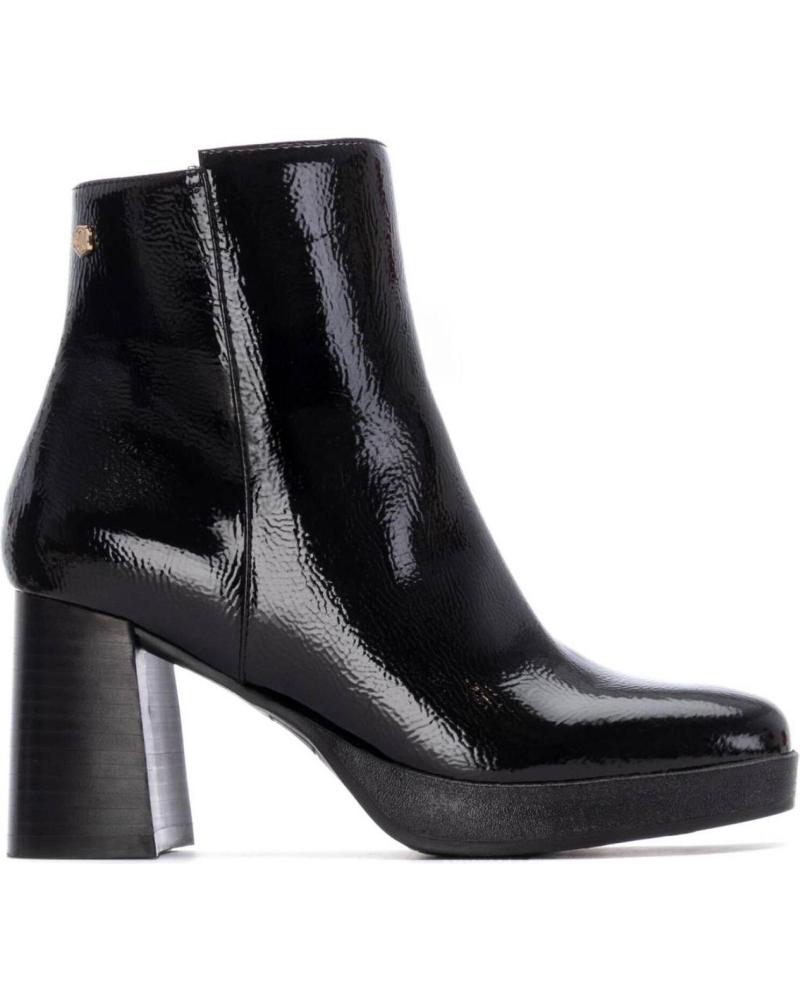 BOTÍN CARMELA 162719 NEGRO CHAROL CON TACÓN BLOQUE Y PLATAFORMA NEGRO