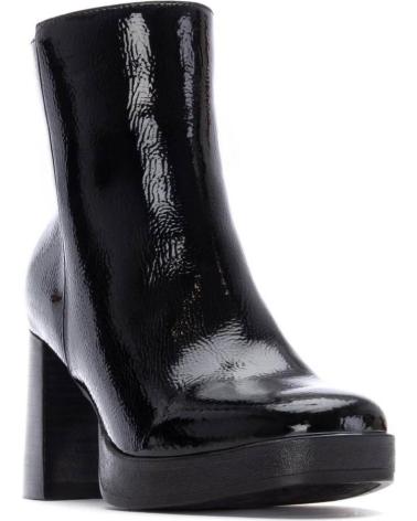 BOTÍN CARMELA 162719 NEGRO CHAROL CON TACÓN BLOQUE Y PLATAFORMA NEGRO