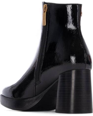 BOTÍN CARMELA 162719 NEGRO CHAROL CON TACÓN BLOQUE Y PLATAFORMA NEGRO