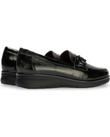 MOCASSINS PITILLOS 10701 DE VERNIZ PRETO COM ADORNO METÁLICO NEGRO