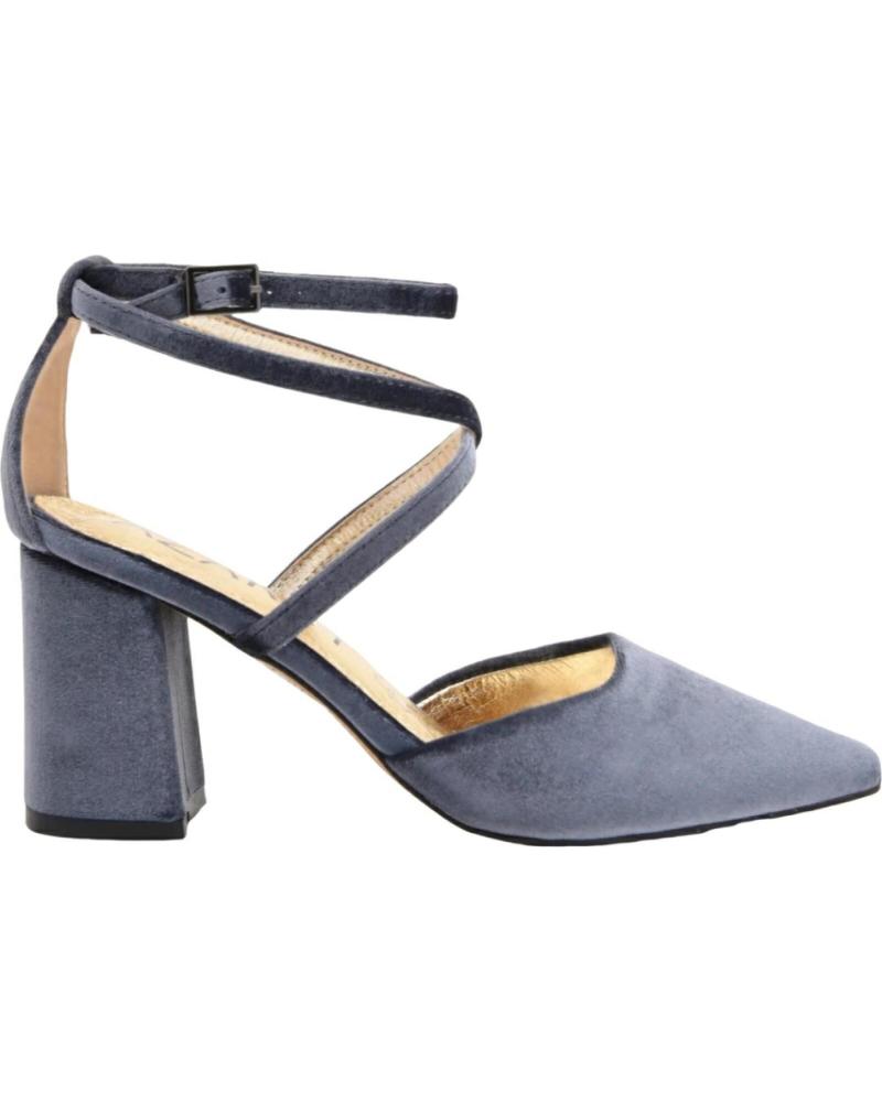 SALONES AZAREY DE TERCIOPELO GRIS CON TACÓN ANCHO Y TIRAS CRUZADAS GRIS