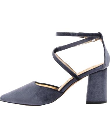 SALONES AZAREY DE TERCIOPELO GRIS CON TACÓN ANCHO Y TIRAS CRUZADAS GRIS