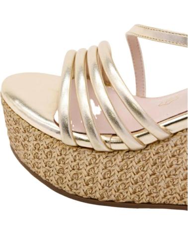 SANDALIAS AZAREY CON CUÑA TRENZADA Y TIRAS DORADAS GOLD