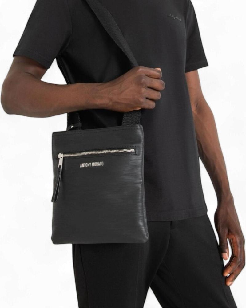 ANTONY MORATO BANDOLERA NEGRA CON EFECTO GRANULADO ANTONY MORATO BANDOLERA NEGRA CON EFECTO GRANULADO