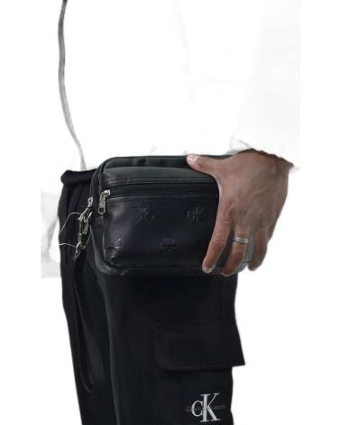 CALVIN KLEIN UMHÄNGETASCHE MIT GEPRÄGTEM LOGO - SCHWARZ